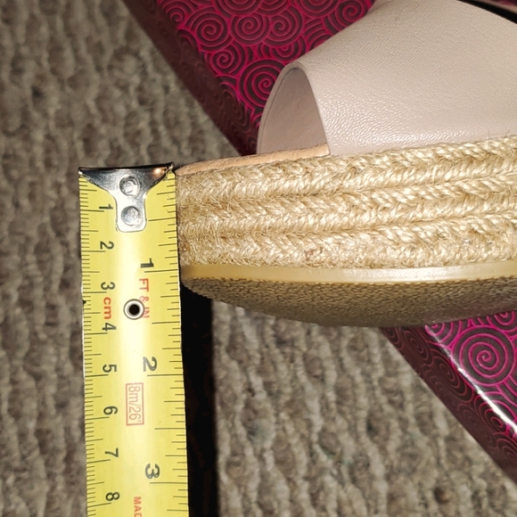 NIB REFRESH Vegan Leather 7 Taupe Wedges - Picture 5 of 6